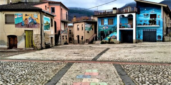 I muri raccontano i giochi di una volta / Azzianano di Tossicia, 21-27 luglio 2025